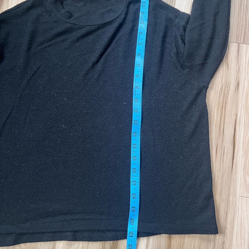 Soft cozy elegant Black Long Sleeve crew neck sweater - Picture 4 of 5